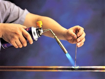 Gasbrander voor het solderen van koperen buis