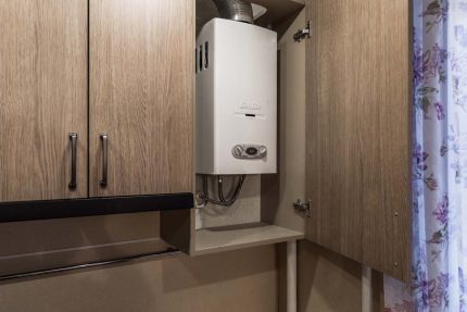 Gasboiler opknoping op de muur