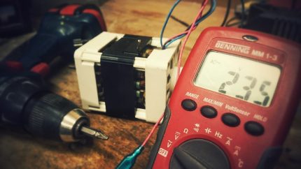 Sprawdź za pomocą multimetru analogowego