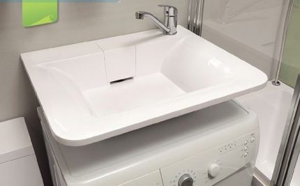 Stijlvol ontwerp van de waterlelie-wastafel