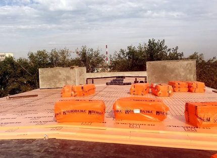 Mái nhà Penopleks để cách nhiệt của các cấu trúc phẳng