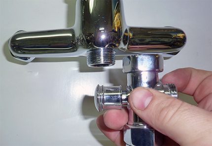 Lumilipat para sa bathtub faucets