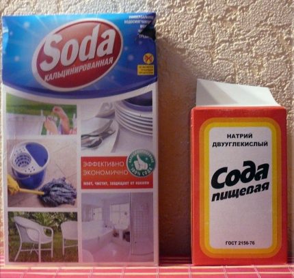 Het bad schoonmaken met een oplossing van frisdrank en azijn