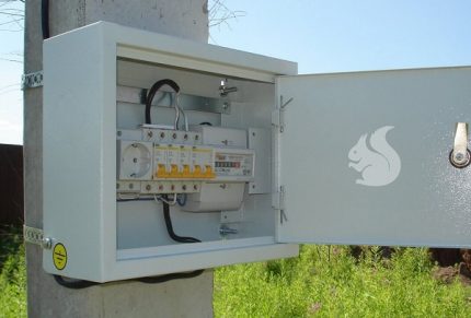 Schakelbord op de pilaar