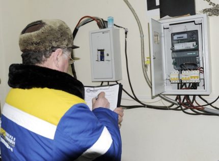 De specialist neemt een meterstand op
