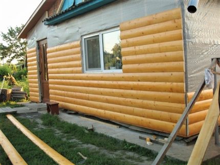 Lắp đặt nhà khối trên mặt tiền ngôi nhà