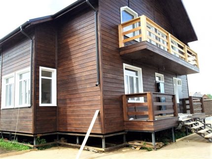 Mặt tiền của ngôi nhà được bọc bằng gỗ giả.
