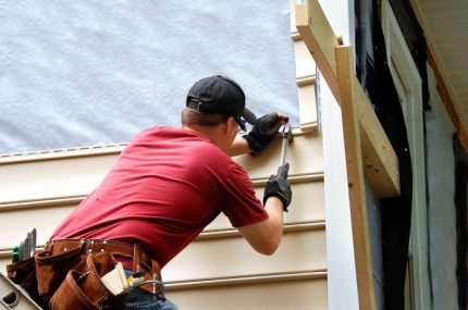 Vách vinyl trên mặt tiền của ngôi nhà
