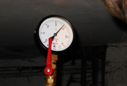 Áp lực ở lối vào của một tòa nhà tám tầng