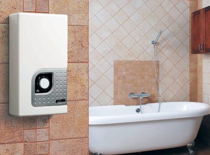 Stromende elektrische kachel voor een badkamer