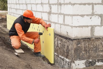 De EPS aan de muur bevestigen met pluggen