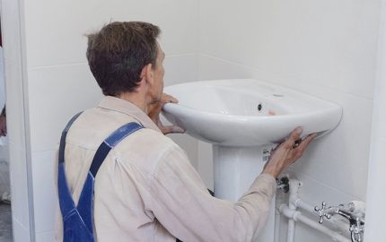 The master installs a small sink