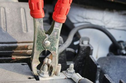 Strippen van draden in de auto-bedrading