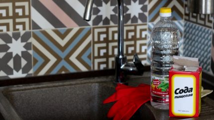 Soda and vinegar for flushing pipes