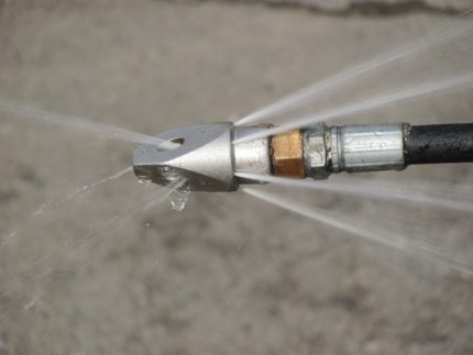 Device for hydrodynamic flushing of sewers