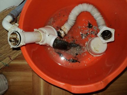 Kitchen sink siphon clogging
