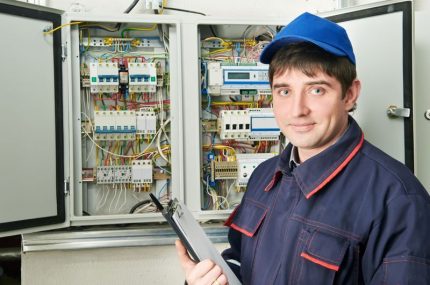 Elektrisk måler i kontrolskabet