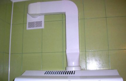 Plastikowy kanał nad kapturem