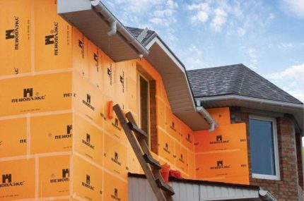 Wandisolatie van het gebouw met geëxpandeerd polystyreen