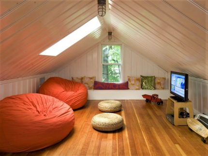 Kamer op de geïsoleerde zolder