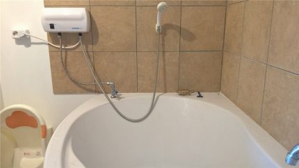 Chạy máy nước nóng trong phòng tắm