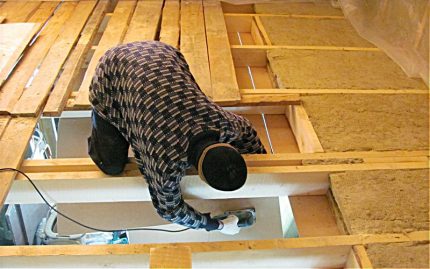 Master insulates the ceiling