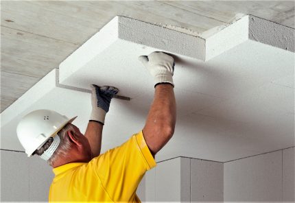 The master insulates the ceiling with plates