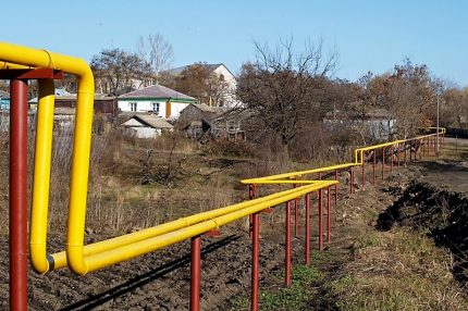 Gazociąg napowietrzny we wsi