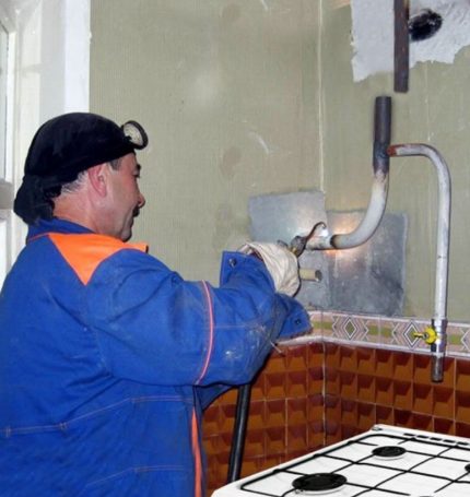 De meester maakt het lassen van een gasleiding