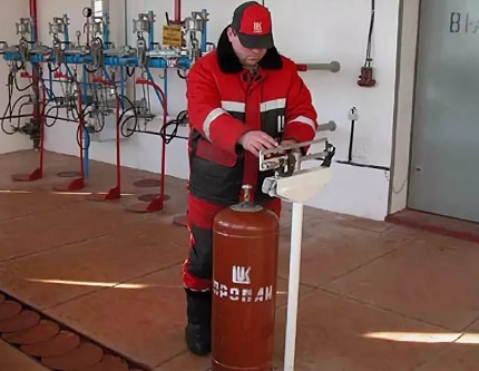 De gasfles wegen na het tanken