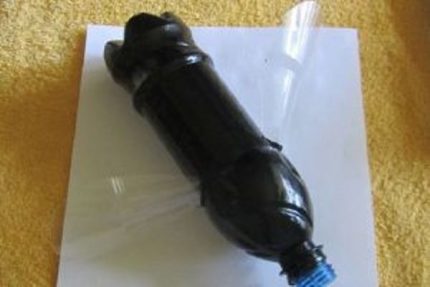 Kulay itim ang mga bote