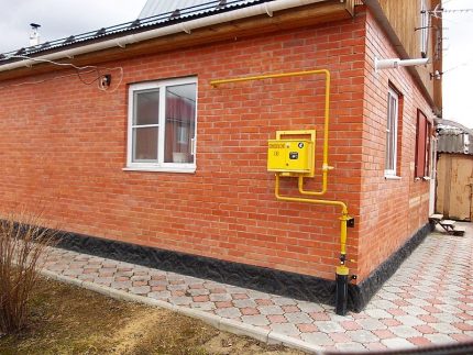 Rurociąg pokryty jest żółtą emalią