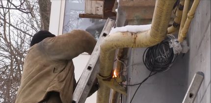 Kỹ thuật viên làm thủng ống dẫn khí
