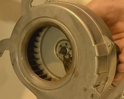 Reinig de gasketelventilator