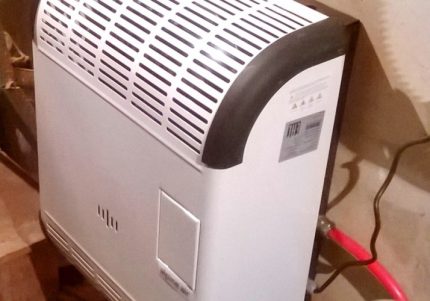 Le tuyau de gaz est connecté au convecteur.