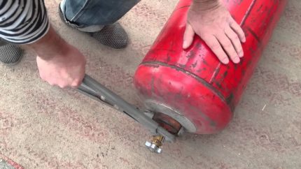 Schroef de klep los met een gassleutel