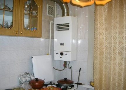 Chaudière à gaz murale dans la cuisine de l'appartement