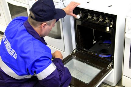 Gorgaz-specialist controleert de staat van de oven