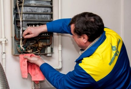 De gasservicespecialist controleert de ketel