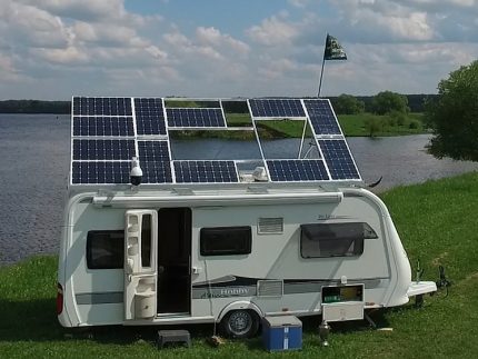 Kamper z panelami słonecznymi