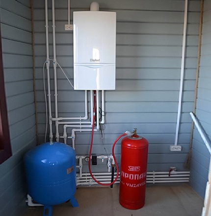Koneksyon sa silindro ng gas ng boiler na naka-mount ang dingding