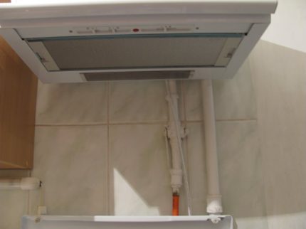 Onjuiste installatie van de kap dicht bij de gasleiding