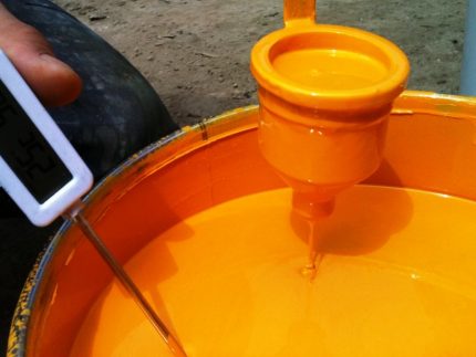Yellow paint for painting a gas pipe