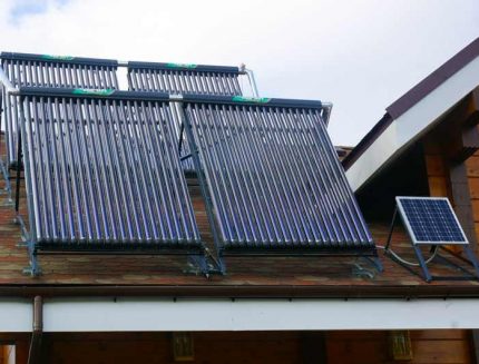 Người thu gom năng lượng mặt trời trên nóc nhà riêng