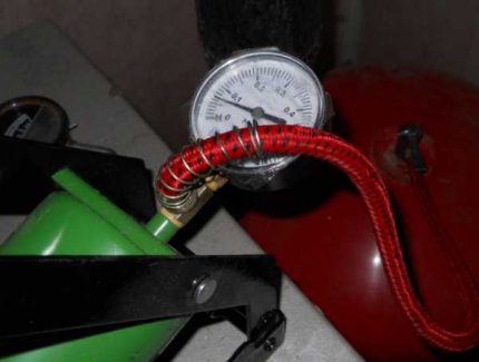 Đo áp suất của bể giãn nở