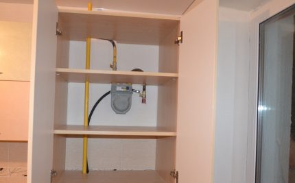 Compteur de gaz derrière l'armoire