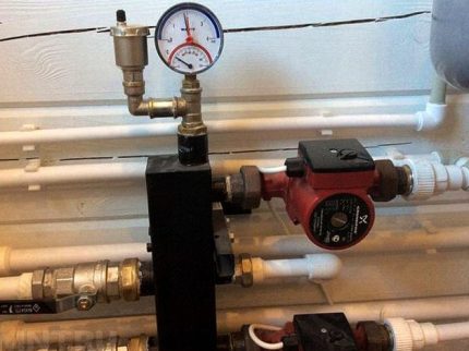 Manometer in de ketelleiding