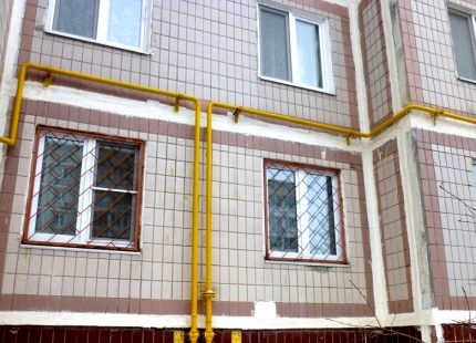Tuyaux à gaz sous les fenêtres d'une maison