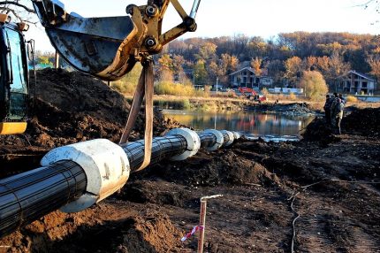 Pose d'un tuyau de gaz sous la rivière