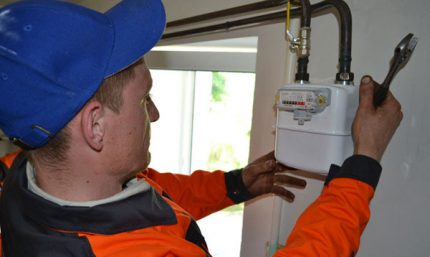 Installatie van een gasmeter door een specialist